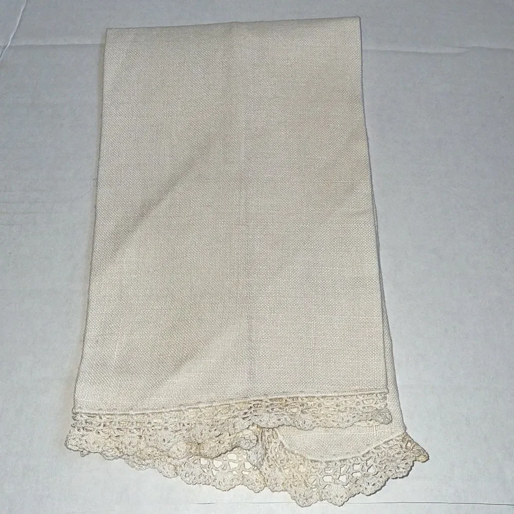 Vtg white linen hand towel with 3‎ embroidered floral wreaths